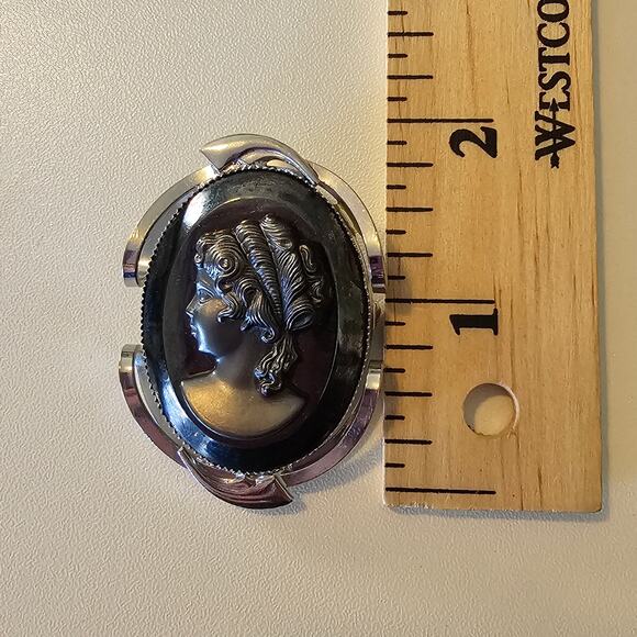 Vintage Black Intaglio Cameo Brooch with Silver Detail - Picture 3 of 6